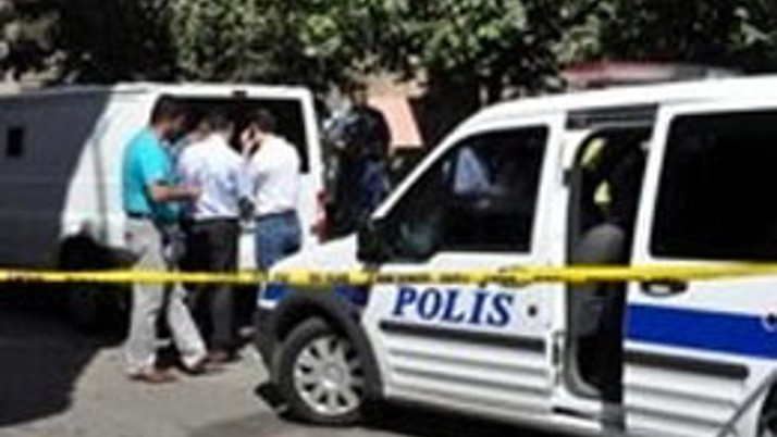 Alkollü sürücü polis aracına çarptı