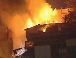 Düzce'de 3 ev yandı!