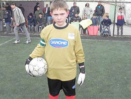 Küçük kaleci öğretmenine ders verdi