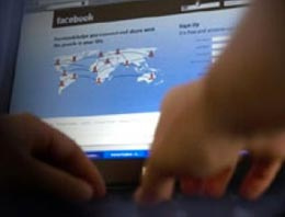 Eşini Facebook’ta bastı!