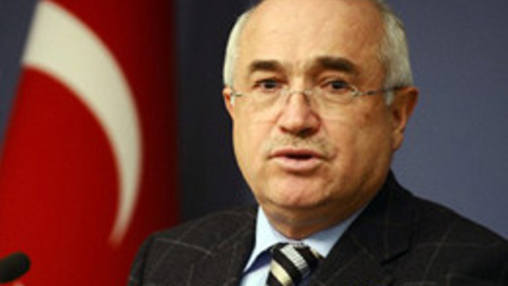 Çiçek o satırları tek tek okuyor