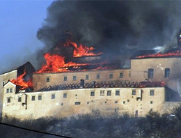2 çocuk 700 yıllık kale yok etti!