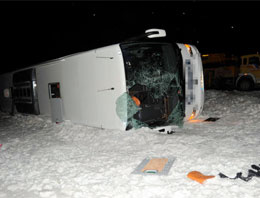 Sivas'ta yolcu otobüsü devrildi