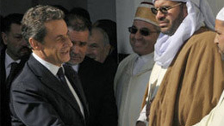 Sarkozy 'helal et'i tatlıya bağladı