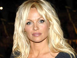 Bu kez Pamela Anderson'u yatağa attı