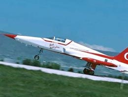 Türk yıldızı eğitim uçuşunda düştü