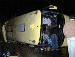 Futbolcuları taşıyan otobüs devrildi