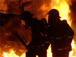 Binadan düşen itfaiye çalışanı öldü